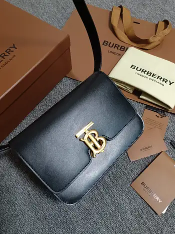 <p> B家TB小号专属标识皮革锁扣包 版型立挺的皮革单肩包 质地平滑 锁扣装饰 Thomas 灵感专属标识 随心变换为斜背包或手拿包造型 </p><p>编号 89062 尺寸:W21 x H16 x D6cm </p>