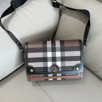 <p> B家Note经典格纹斜跨包 包身选用品牌Vintage复古格纹环保帆布+光滑的意大利鞣制皮革打造 高辨识度经典格纹 经典的格纹优雅又有气质 材质硬挺有型 上身超级吸睛亮眼 这种材质众所周知非常耐磨耐用 正面是做工精美的真金电镀五金徽标镌刻按钮 两边翻盖有内吸扣开合 开闭方便 非常的大气又显档次 容量很大 自重超级轻 非常实用 背感舒适 上身效果很百搭 休闲随性款 上身巨好看 手拎单肩斜挎上身都非常时尚 完全很时髦的英伦复古风 非常适合春夏的一款 可盐可甜 穿什么衣服都是超级无敌百搭 姐妹们买起来 尺寸 25 x 8.5 x 18cm 型号9061</p>