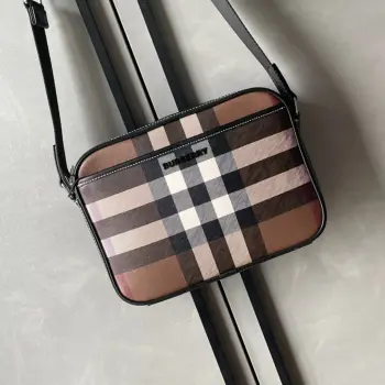 <p>  B包精巧的斜背包 装饰 Burberry 格纹和光滑皮革边饰 点缀品牌徽标设计 搭配可调式网纹背带 25 x 5 x 18cm可调式斜背带.1个磁扣开合外插袋 1个内插袋.拉链开合.手绘涂漆边缘.光泽金属配件.正面饰有 Burberry 立体字母徽标</p>