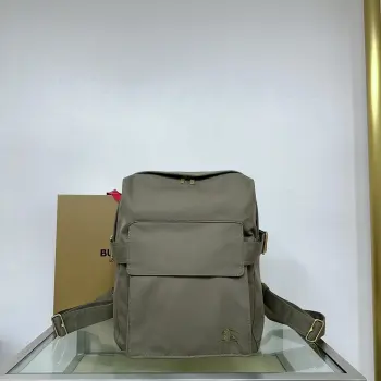 <p> 新款双肩包 进用棉质混纺面料打造 灵感源自B家标志性 Trench 风衣 点缀马术骑士徽</p><p>标(EKD 刺绣 饰以拉丝金属 B 字型扣环 </p><p>顶部提柄</p><p>可调式肩背带</p><p>双向拉链开合</p><p>翻盖外袋 </p>