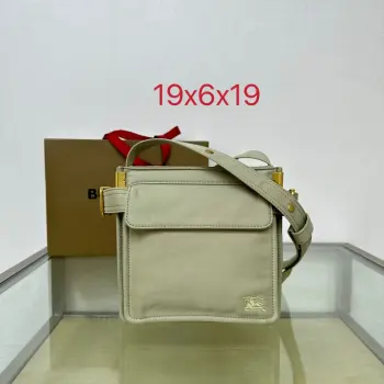 <p> 王炸款选用棉质混纺面料打造 于意大利工坊匠制而成 搭配提花精纺 B家专属格纹内村 灵感源自 Burberry 标志性Trench 风衣 精巧设计 设有B 字型侧边扣环调节祥 适合放置手机 钱夹和钥匙 尺寸19x6x19型号0891</p>