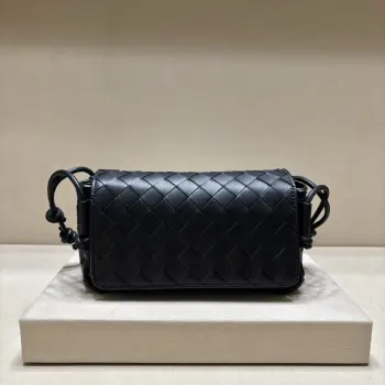 <p> 新品小可爱很百搭款式 高级随性感十足 不止是通勤包啦</p><p>斜挎又能手拿 搭配晚装也完全不在话下</p><p>随意搭配衣服风格 呈现高级优雅</p><p>3008尺寸 21*11*9CM</p>