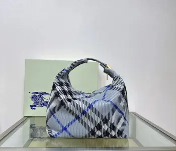 <p>B家柔软立挺夹子包 于意大利针织打造 装饰 Burberry格纹 质地轻盈 采用无内付设计 衣夹造型挂扣镌刻 Burberry 徽标 可轻松固定弧形顶页部提柄 </p><p>拉链开合</p><p>拉丝金属配件</p><p>衣夹挂扣镌刻 Burberry 字母徽标</p><p>尺寸28×16.5x 33.5cm</p>