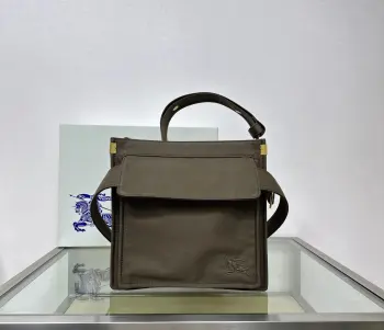 <p>B家最新风衣面料托特包小号 选用棉质混纺面料打造 灵感源自 Burberry 标志性 Trench 风衣 搭配提花精纺Bur格纹内村 精巧设计 设有 B 字型侧边扣</p><p>环调节袢 </p><p>一可调式肩背带型号7661</p>