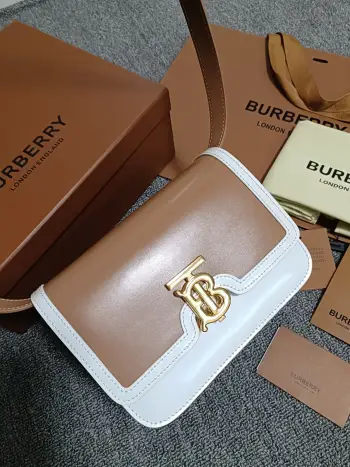 <p> B家TB小号专属标识皮革锁扣包 版型立挺的皮革单肩包 质地平滑 锁扣装饰 Thomas 灵感专属标识 随心变换为斜背包或手拿包造型 </p><p>编号 89062</p>