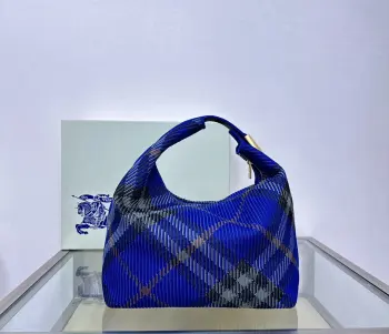 <p>B家柔软立挺夹子包 于意大利针织打造 装饰 Burberry格纹 质地轻盈 采用无内付设计 衣夹造型挂扣镌刻 Burberry 徽标 可轻松固定弧形顶页部提柄 </p><p>拉链开合</p><p>拉丝金属配件</p><p>衣夹挂扣镌刻 Burberry 字母徽标</p><p>尺寸28×16.5x 33.5cm</p>