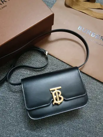 <p>B家新款TB迷你皮革锁扣包 版型挺立的皮革单肩包 印质地平滑 锁扣装饰 Thomas Bur灵感专属标识 随心变换为斜背包或手拿包造型 编号 90238</p><p>尺寸:17 - 12.5 - 6cm </p>