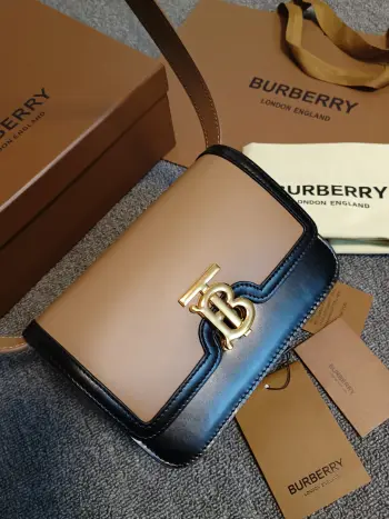 <p> B家TB小号专属标识皮革锁扣包 版型立挺的皮革单肩包 质地平滑 锁扣装饰 Thomas 灵感专属标识 随心变换为斜背包或手拿包造型 </p><p>编号 89062 尺寸:W21 x H16 x D6cm </p>