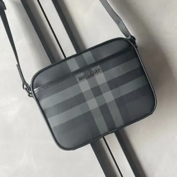 <p>  B包精巧的斜背包 装饰 Burberry 格纹和光滑皮革边饰 点缀品牌徽标设计 搭配可调式网纹背带 25 x 5 x 18cm可调式斜背带.1个磁扣开合外插袋 1个内插袋.拉链开合.手绘涂漆边缘.光泽金属配件.正面饰有 Burberry 立体字母徽标</p>