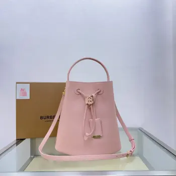 <p> B家最新版小牛皮水桶包  采用意大利鞣制粒纹皮革打造 点缀 Thomas Burberry 专属标识 此包款为 TB 包系列新成员 搭配可拆可调式斜背肩带 设有内袋 可供存放小件随身物品 </p><p>16 x 26 x 26cm 型号6911</p>