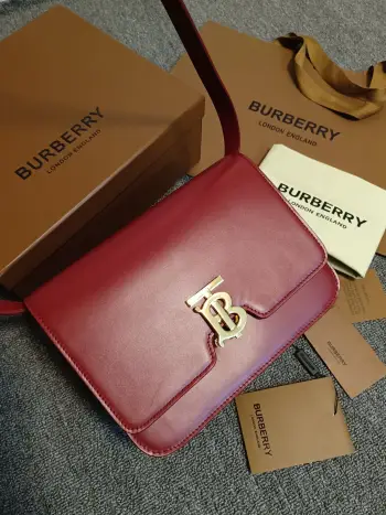 <p> B家TB中号专属标识皮革锁扣包 版型立挺的皮革单肩包 质地平滑 锁扣装饰 Thomas Bur 灵感专属标识 随心变换为斜背包或手拿包造型 </p><p>编号 89063</p><p>尺寸:25.5 - 18.5 - 6.5cm </p>