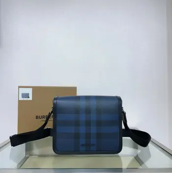 <p>最新款邮差来了精致立挺设计 装饰 B家格纹 搭配皮革边饰和品牌時尚與實用兼具簡齊</p><p>樺木棕跟深灰色都超好看 </p><p>尺寸25.5 × 6.5 x 21.5cm.</p><p>型号1731</p>