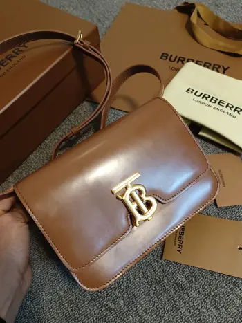 <p> B家TB小号专属标识皮革锁扣包 版型立挺的皮革单肩包 质地平滑 锁扣装饰 Thomas 灵感专属标识 随心变换为斜背包或手拿包造型 </p><p>编号 89062 尺寸:21 - 16 - 6cm </p>