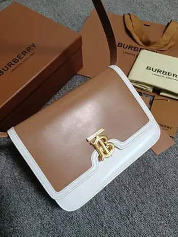 <p> B家TB中号专属标识双色皮革锁扣包 版型立挺的皮革单肩包 质地平滑 锁扣装饰 Thomas Bur灵感专属标识 随心变换为斜背包或手拿包造型 编号 89063</p>