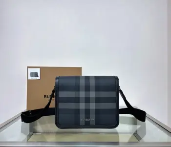 <p>最新款邮差来了精致立挺设计 装饰 B家格纹 搭配皮革边饰和品牌時尚與實用兼具簡齊</p><p>樺木棕跟深灰色都超好看 </p><p>尺寸25.5 × 6.5 x 21.5cm.</p><p>型号1731</p>