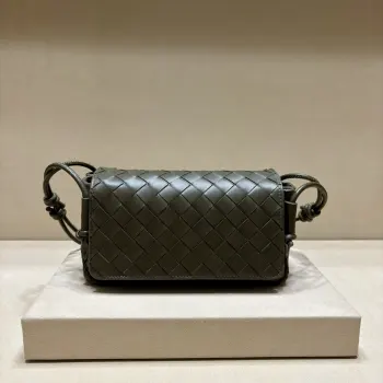 <p> 新品小可爱很百搭款式 高级随性感十足 不止是通勤包啦</p><p>斜挎又能手拿 搭配晚装也完全不在话下</p><p>随意搭配衣服风格 呈现高级优雅</p><p>3008尺寸 21*11*9CM</p>