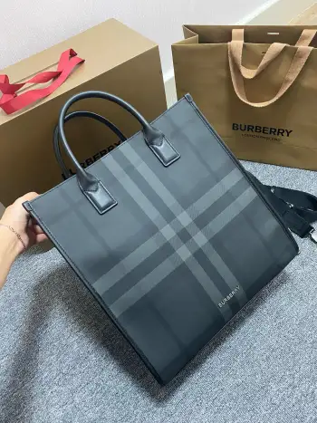 <p> B家最新托特包 选用大号格纹裁片与缉明线皮革制成 活力饰以品牌同色系徽标 可拆可调式肩背带 提升实用性 </p><p>35.5 x 15 x 37.5cm</p>