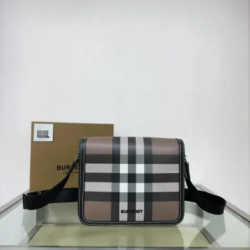 <p>最新款邮差来了精致立挺设计 装饰 B家格纹 搭配皮革边饰和品牌時尚與實用兼具簡齊</p><p>樺木棕跟深灰色都超好看 </p><p>尺寸25.5 × 6.5 x 21.5cm.</p><p>型号1731</p>