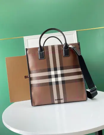 <p> B家最新托特包 选用大号格纹裁片与缉明线皮革制成 活力饰以品牌同色系徽标 可拆可调式肩背带 提升实用性 </p><p>35.5 x 15 x 37.5cm</p>