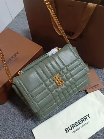 <p>  B家新款选用意大利鞣制羔羊皮材质匠心打造 装饰Thomas   Burberry专属标识 搭配亮泽的链条背带 可肩背 或使用顶部提柄缔造手拿包造型 编号 90262 尺寸 26 - 10 - 18cm   85486080</p>
