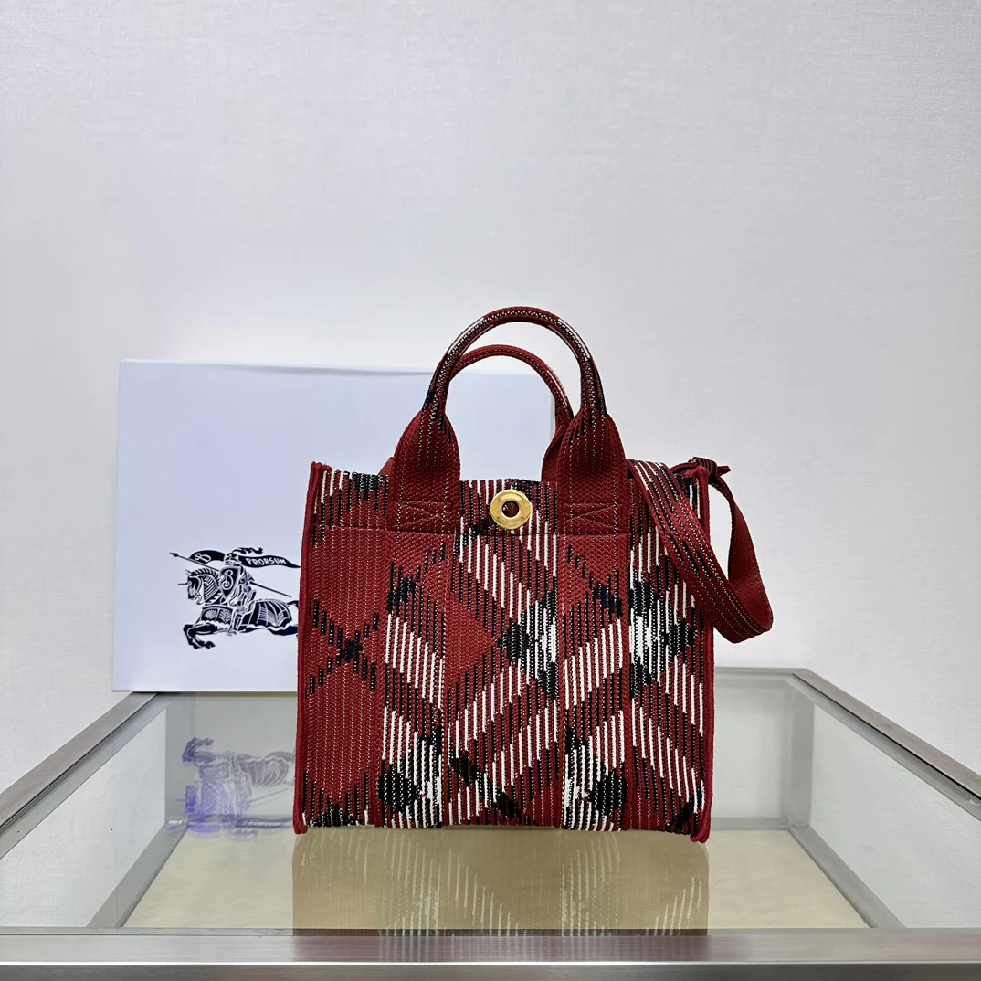 原单巴宝莉女包|高仿巴宝莉女包|精仿巴宝莉女包|一比一巴宝莉女包<p>B家最新柔软立挺的托特包 于意大利针织打造 装饰 B家专属格纹 质地轻盈 采用无内衬设计 搭配镌刻马术骑士徽标 EKD 的按扣  可拆式可调节斜背带 适用于更多的穿搭风格 尺寸 25 x 11 x 22cm.</p>