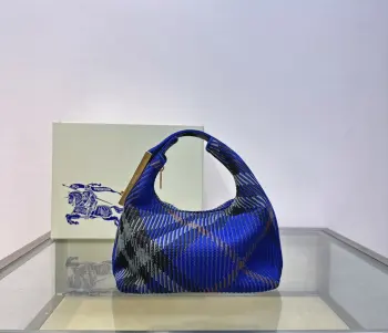 <p>小号B家柔软立挺夹子包 于意大利针织打造 装饰 Burberry格纹 质地轻盈 采用无内付设计 衣夹造型挂扣镌刻 Burberry 徽标 可轻松固定弧形顶页部提柄 </p><p>拉链开合</p><p>拉丝金属配件</p><p>衣夹挂扣镌刻 Burberry 字母徽标</p><p>尺寸21.5 x 10.5 x 23cm</p>