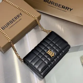 <p> B家最新小羊皮手拿包 斜跨包设计灵感源自品牌标志性格纹 装饰TB专属标识 </p><p>20 × 5 x 12cm型号1761</p>