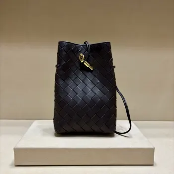 <p>Andiamo Phone Pouch敲好用的手机包 细节里藏着的精致感利落包型 经典 Intrecciato编织+复古绳结金扣纽结 开合高级又防盗 单手超丝滑 一条细肩带 可盐可甜 腋下背是精致通勤风 斜挎又随性慵懒 小巧能装手机 口红+耳机 不塌不变形 日常出门完全够用 逛街吃饭简直解放双手 时髦精的可爱</p><p>款号3010</p><p>尺寸 14*21.5*7cm</p>