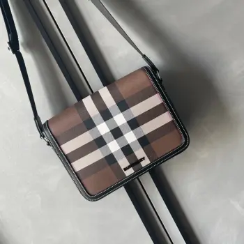 <p> B家斜背包精致立挺设计 装饰 Burberry 格纹 搭配皮革边饰和品牌徽标 25.5 x 6.5 x 21.5cm.可调式肩背带.1个外插袋 1个内插袋 .顶部翻盖采用磁扣开合.手绘涂漆边缘.正面饰有 Burberry 立体字母徽标</p>