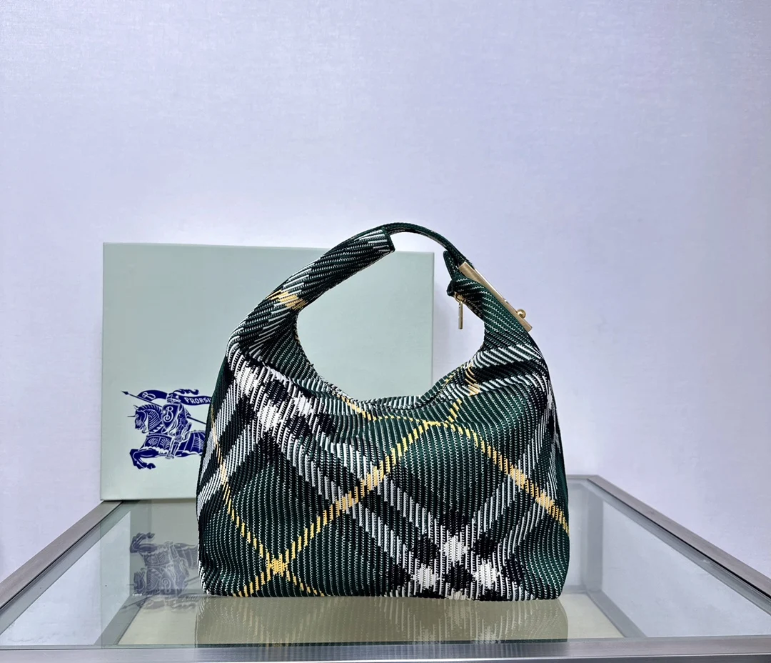 原单巴宝莉女包|高仿巴宝莉女包|精仿巴宝莉女包|一比一巴宝莉女包<p>特级B家柔软立挺夹子包 于意大利针织打造 装饰 Burberry格纹 质地轻盈 采用无内付设计 衣夹造型挂扣镌刻 Burberry 徽标 可轻松固定弧形顶页部提柄 </p><p>拉链开合</p><p>拉丝金属配件</p><p>衣夹挂扣镌刻 Burberry 字母徽标</p><p>尺寸28×16.5x 33.5cm</p>