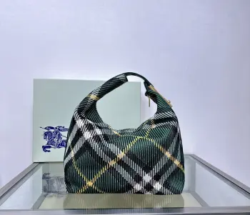 <p>B家柔软立挺夹子包 于意大利针织打造 装饰 Burberry格纹 质地轻盈 采用无内付设计 衣夹造型挂扣镌刻 Burberry 徽标 可轻松固定弧形顶页部提柄 </p><p>拉链开合</p><p>拉丝金属配件</p><p>衣夹挂扣镌刻 Burberry 字母徽标</p><p>尺寸28×16.5x 33.5cm</p>
