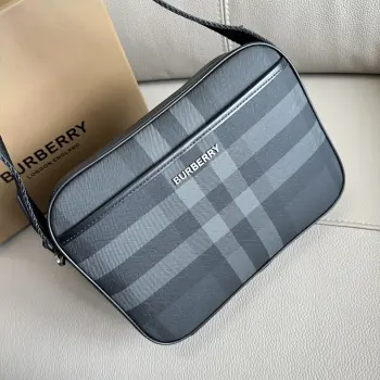 <p> B家最新精巧的斜背包 装饰 Burberry 格纹和光滑皮革边饰 点缀品牌徽标设计 搭配可调式网纹背带 </p><p>25 x 5 x 18cm型号6881</p>