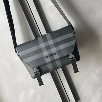 <p> B家最新款信使包 装点品牌炭灰色格纹设计 搭配光滑皮革装饰和徽标设计 设有拉链口袋 便于收纳小型物品 搭配可调式肩带 缔造实用设计感 此件精品的主要材料中至少 30% 来自生物基材料 生物基材料主要来源于植物和蓖麻油等可再生自然资源 </p><p>29 x 8.5 x 17.5cm</p>