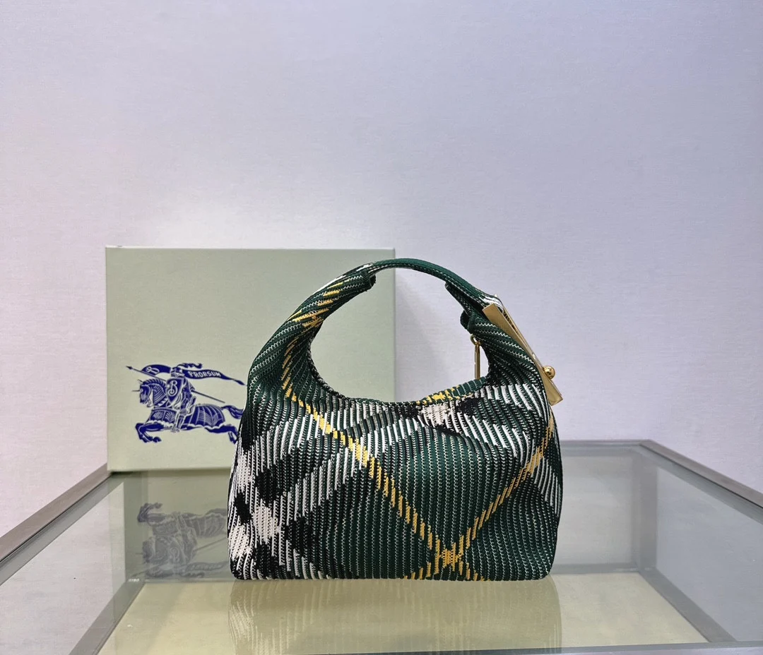 <p>小号B家柔软立挺夹子包 于意大利针织打造 装饰 Burberry格纹 质地轻盈 采用无内付设计 衣夹造型挂扣镌刻 Burberry 徽标 可轻松固定弧形顶页部提柄 </p><p>拉链开合</p><p>拉丝金属配件</p><p>衣夹挂扣镌刻 Burberry 字母徽标</p><p>尺寸21.5 x 10.5 x 23cm</p>