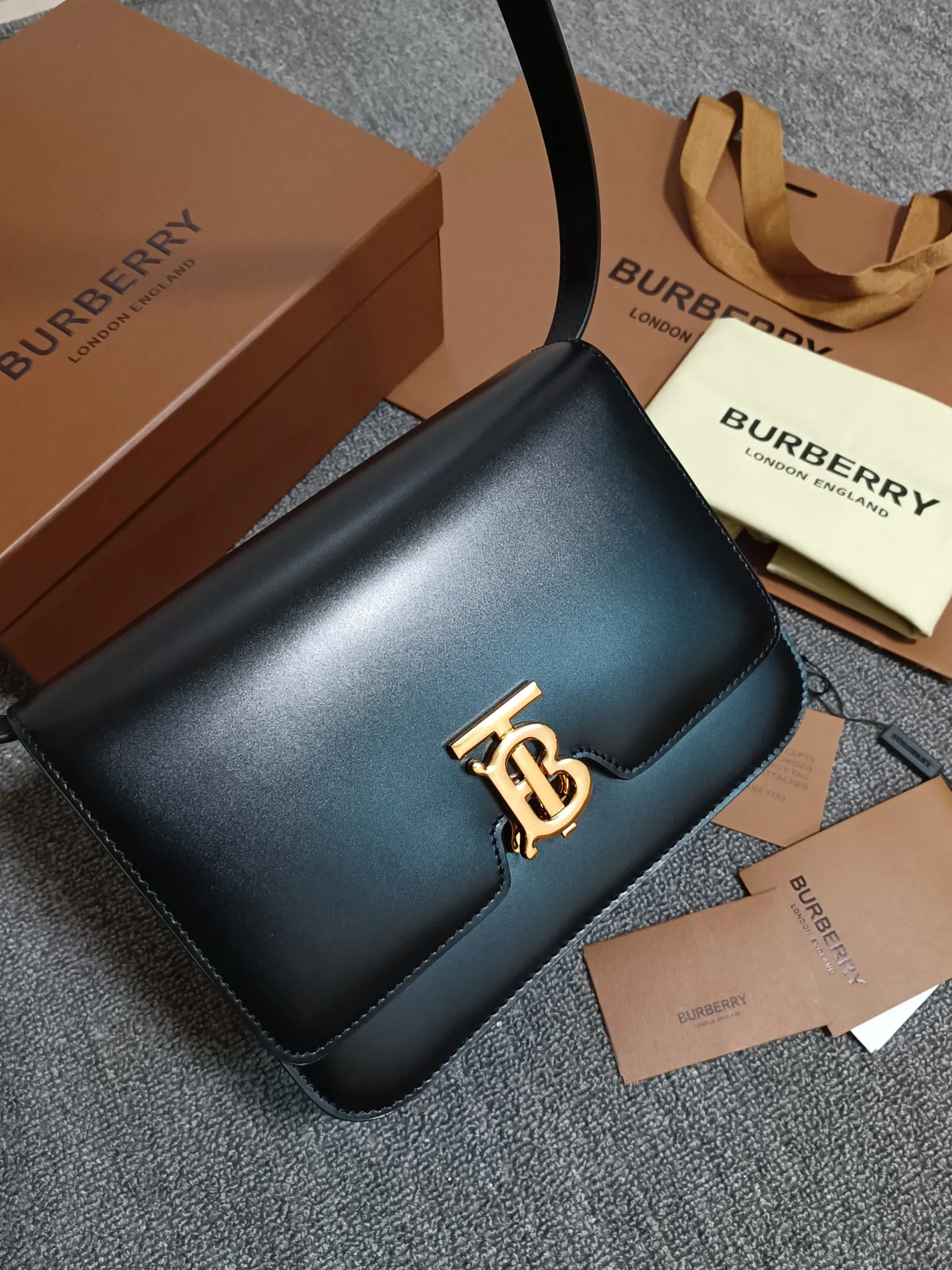 <p> B家TB中号专属标识皮革锁扣包 版型立挺的皮革单肩包 质地平滑 锁扣装饰 Thomas Bur 灵感专属标识 随心变换为斜背包或手拿包造型 </p><p>编号 89063</p><p>尺寸:25.5 - 18.5 - 6.5cm </p>
