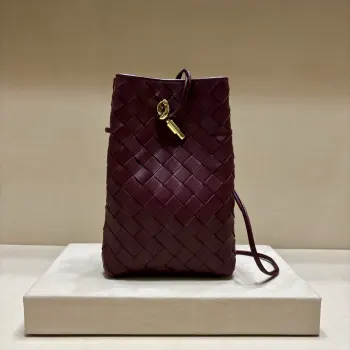 <p>Andiamo Phone Pouch敲好用的手机包 细节里藏着的精致感利落包型 经典 Intrecciato编织+复古绳结金扣纽结 开合高级又防盗 单手超丝滑 一条细肩带 可盐可甜 腋下背是精致通勤风 斜挎又随性慵懒 小巧能装手机 口红+耳机 不塌不变形 日常出门完全够用 逛街吃饭简直解放双手 时髦精的可爱</p><p>款号3010</p><p>尺寸 14*21.5*7cm</p>
