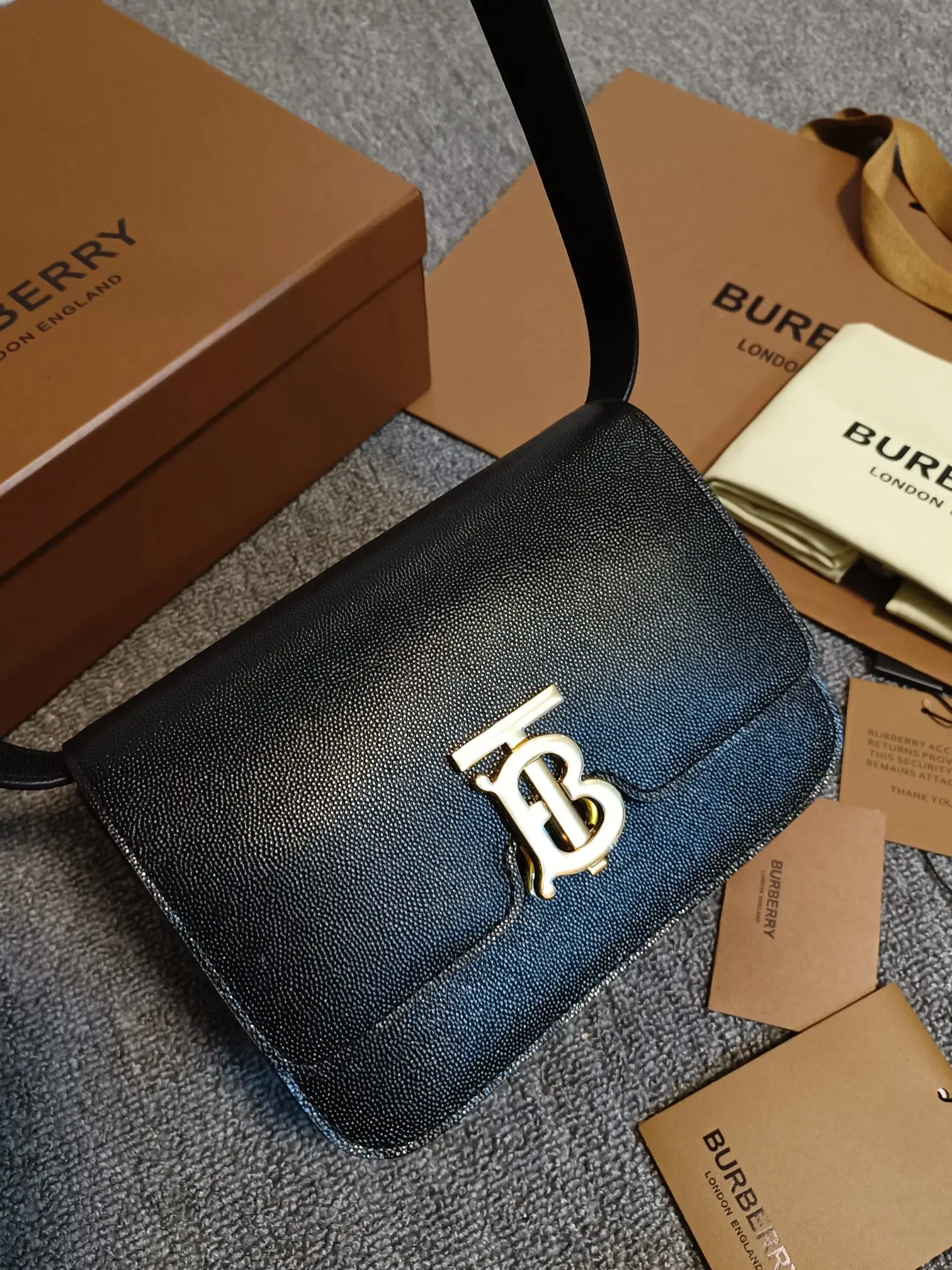 <p> 鱼子酱 B家版型立挺的皮革单肩包 选用粒纹皮革打造 锁扣装饰 Thomas Bur灵感专属标识 随心变换为斜背包或手拿包造型 编号 89062</p><p>尺寸 21 x 16 x 6cm </p>