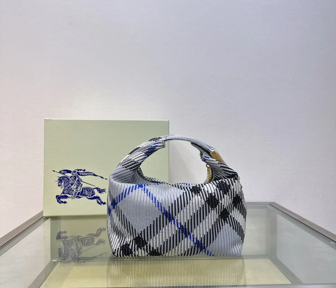 <p>小号B家柔软立挺夹子包 于意大利针织打造 装饰 Burberry格纹 质地轻盈 采用无内付设计 衣夹造型挂扣镌刻 Burberry 徽标 可轻松固定弧形顶页部提柄 </p><p>拉链开合</p><p>拉丝金属配件</p><p>衣夹挂扣镌刻 Burberry 字母徽标</p><p>尺寸21.5 x 10.5 x 23cm</p>