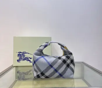 <p>小号B家柔软立挺夹子包 于意大利针织打造 装饰 Burberry格纹 质地轻盈 采用无内付设计 衣夹造型挂扣镌刻 Burberry 徽标 可轻松固定弧形顶页部提柄 </p><p>拉链开合</p><p>拉丝金属配件</p><p>衣夹挂扣镌刻 Burberry 字母徽标</p><p>尺寸21.5 x 10.5 x 23cm</p>