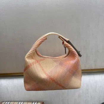 <p>小号B家柔软立挺夹子包 于意大利针织打造 装饰 Burberry格纹 质地轻盈 采用无内付设计 衣夹造型挂扣镌刻 Burberry 徽标 可轻松固定弧形顶页部提柄 </p><p>拉链开合</p><p>拉丝金属配件</p><p>衣夹挂扣镌刻 Burberry 字母徽标</p><p>尺寸21.5 x 10.5 x 23cm</p>