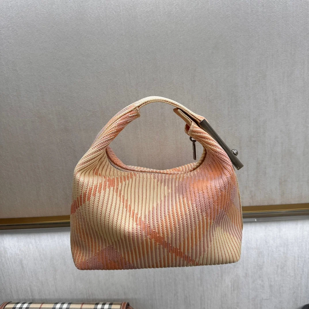 <p>小号B家柔软立挺夹子包 于意大利针织打造 装饰 Burberry格纹 质地轻盈 采用无内付设计 衣夹造型挂扣镌刻 Burberry 徽标 可轻松固定弧形顶页部提柄 </p><p>拉链开合</p><p>拉丝金属配件</p><p>衣夹挂扣镌刻 Burberry 字母徽标</p><p>尺寸21.5 x 10.5 x 23cm</p>