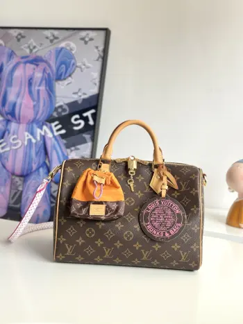 <p>   海外原单M27512独家实拍  Paris À Vélo 系列以运动风格焕新演绎 Speedy Soft 30 手袋 包身取材标志性 Monogram 帆布 搭配铺陈别致 Nanogram 印花的可拆卸 Toron 肩带 玩趣设计配以可拆卸圆形挂饰 致敬路易威登旅行传统 另附可拆卸尼龙收纳包 洋溢活力气息 充裕内部空间收纳随身所需 亦可安放平板电脑 尺寸 30×21×17cm</p>