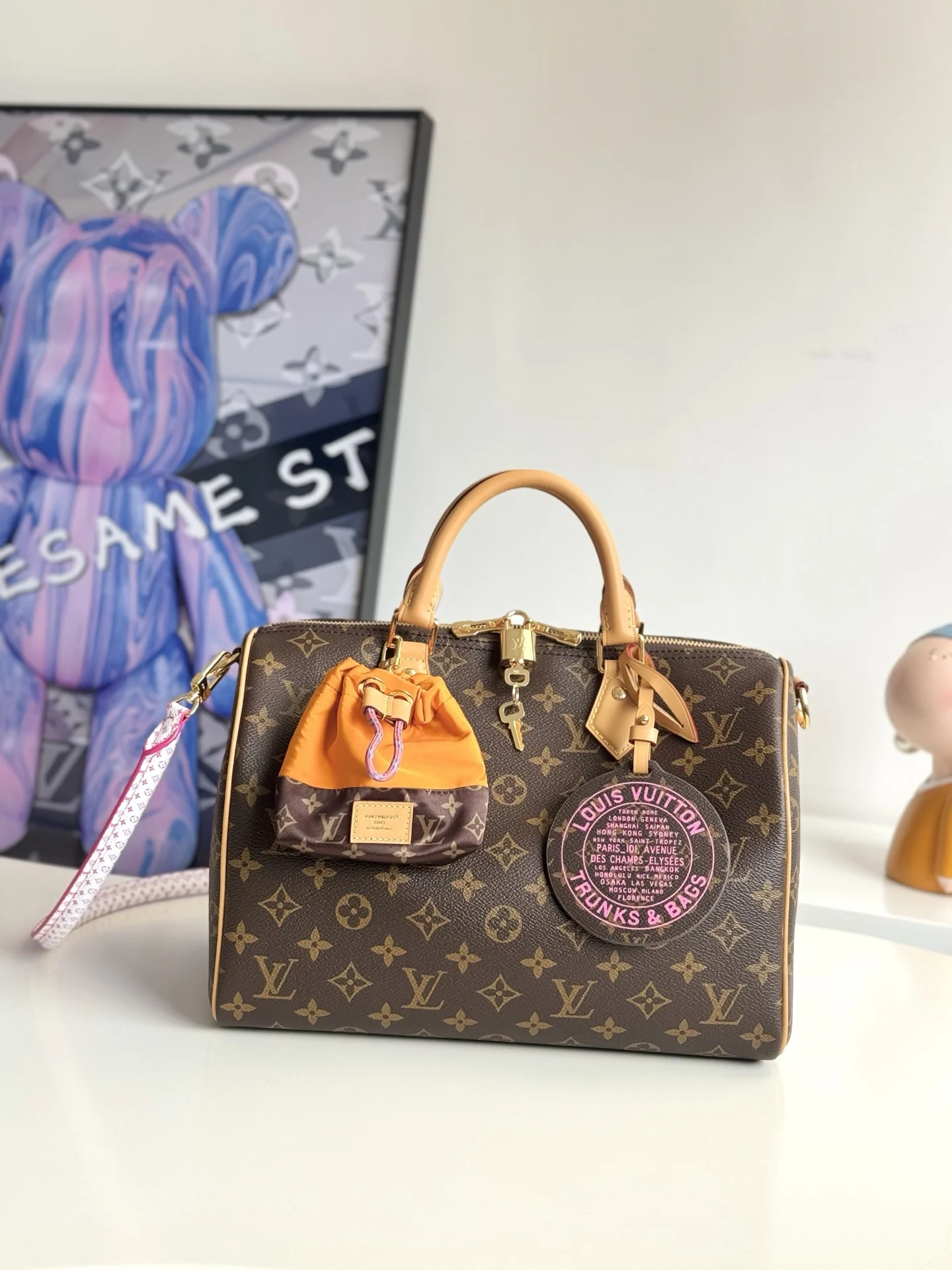 <p> 海外原单M27512独家实拍 Paris À Vélo 系列以运动风格焕新演绎 Speedy Soft 30 手袋 包身取材标志性 Monogram 帆布 搭配铺陈别致 Nanogram 印花的可拆卸 Toron 肩带 玩趣设计配以可拆卸圆形挂饰 致敬路易威登旅行传统 另附可拆卸尼龙收纳包 洋溢活力气息 充裕内部空间收纳随身所需 亦可安放平板电脑 尺寸 30×21×17cm</p>