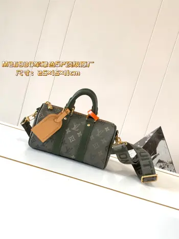 <p>款号M26930军绿色 本款 Keepall Bandouliere 25 手袋浓缩经典 Keepall 旅行袋设计 以 Pharrell Williams 创作的 Monogram Surfin  帆布演绎都市型格 繁复图案融合缤纷夏日元素 洋溢热带风情和复古格调 可拆卸肩带和辊压皮革手柄实现多种背携方式 25.0 x 15.0 x 11.0 厘米 (长 x 高 x 宽)</p><p>	 	Monogram Surfin  涂层帆布</p><p>	 	牛皮革饰边</p><p>	 	织物内衬</p><p>	 	抛光金属件</p><p>	 	拉链主隔层</p><p>	 	可拆卸名牌</p><p>	 	肩带 可拆卸 可调节</p><p>	 	包带半长 55.0 厘米</p><p>	 	包带半长可调至 63.0 厘米</p><p>	 	手柄 双手柄</p>