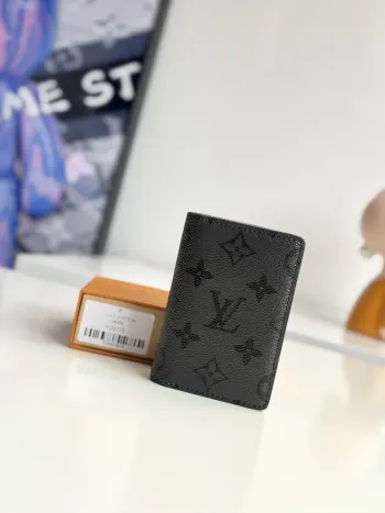 <p>海外原单M26775独家实拍 本款口袋钱夹以 Monogram Midnight 涂层帆布塑造短款构型 深邃牛皮革内衬注入考究质感 卡片夹层 内袋与外贴袋方便收纳随身用品 可轻松置入任意口袋 尺寸 11×7.5cm</p>