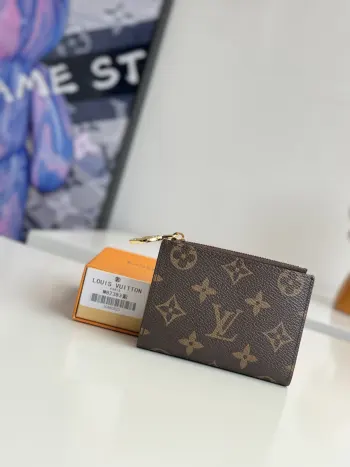 <p>海外原单M82383紫色独家实拍 本款 Lisa 钱夹取材 Monogram 帆布 以双色美学演绎品牌经典格调 LV Circle 拉链头释放金属锋芒 内部设有零钱袋 钞票袋和卡片夹层 紧凑构型可轻松置于小号手袋或手拿包 尺寸 11.5×9×1.5cm</p>