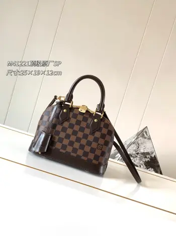 <p>款号M41221咖啡格 本款 Alma BB 手袋溯源1934年的装饰艺术格调 以Damier Ebene帆布塑造雅致构型 耀目挂锁与钥匙 Toron 双手柄和皮革钥匙包点睛经典元素 可拆卸并调节的肩带方便斜挎 详细特征</p><p>25×19×12厘米(长度x高x宽)</p>