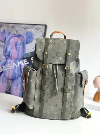 <p>  海外原单M27080独家实拍 這款Christopher MM背囊採用Monogram Surplus塗層帆布製造 以迷彩風格重新演繹Monogram圖案 Pharrell Williams運用獨特的物料配搭幾近同色調的牛皮飾邊 並以復古色皮革細節點綴 背囊容量寬敞 設有多個隔層 當中包括專為平板電腦而設的間隔 配上可調節肩帶 攜帶起來舒適自在 尺寸 44×38×12.5cm</p>