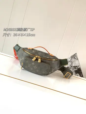 <p>款号M26933军绿色 本款 Rush 腰包以 Monogram Surplus gx涂层帆布及莹泽做旧效果拉链塑就潮流型格 拉链前袋方便存取日常所需 双拉链主隔层再添功能细节 可调节织物肩带可系于腰间 亦可肩背或斜挎 尺寸 15 x 8 x 30 厘米 (高 x 宽 x 长度)</p>