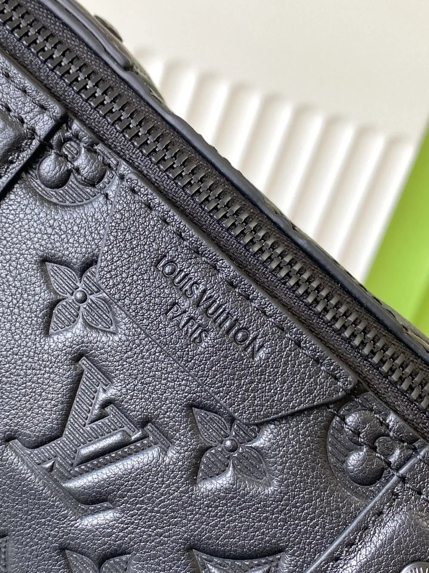 Louis Vuitton M26750 CITY KEEPALL Full Leather Pillow Bag Crossbody Bag - Detail view 5